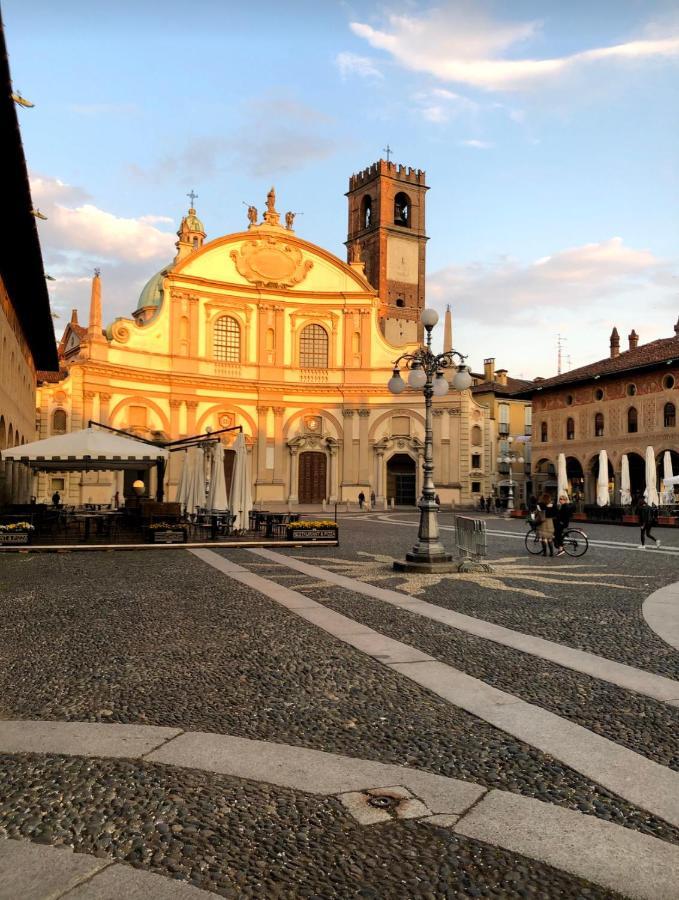 Emma Home Adiacente Alla Piazza Ducale Виджевано Экстерьер фото
