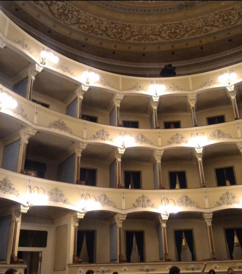 Emma Home Adiacente Alla Piazza Ducale Виджевано Экстерьер фото